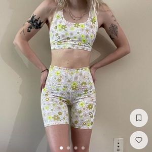 Brand New Retro Print Flower Power Fabletics Work Out Two Piece Set.